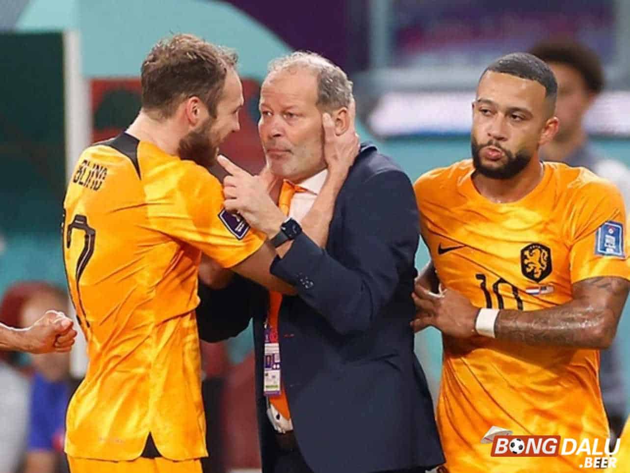 Quay trở lại Ajax, Daley Blind đã nhận tấm băng đội trưởng và trở thành trụ cột quan trọng